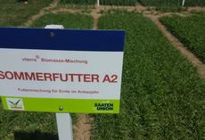 viterra® Sommerfutter A2, Feldschild vor Parzelle