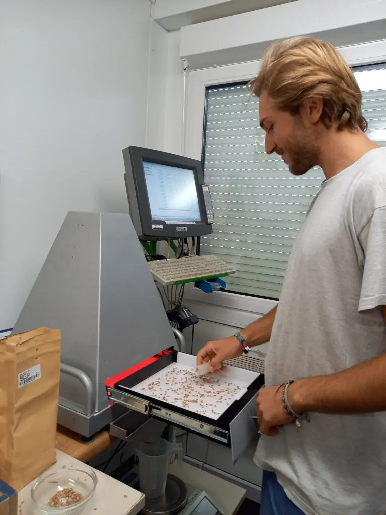 Person steht vor Analysegerät