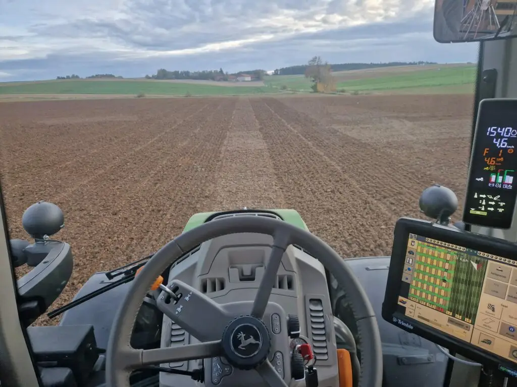 Ausblick auf bestelltes Feld vom Schlepper aus